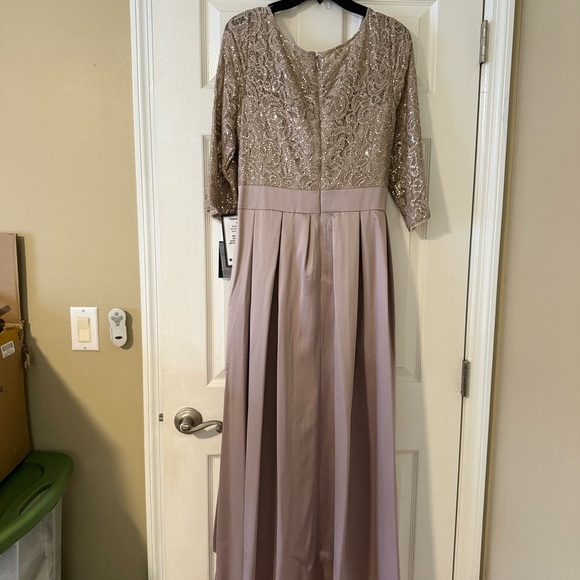 Alex Evenings Sequin Lace Mother of Bride/Groom Dress - Picture 6 of 9